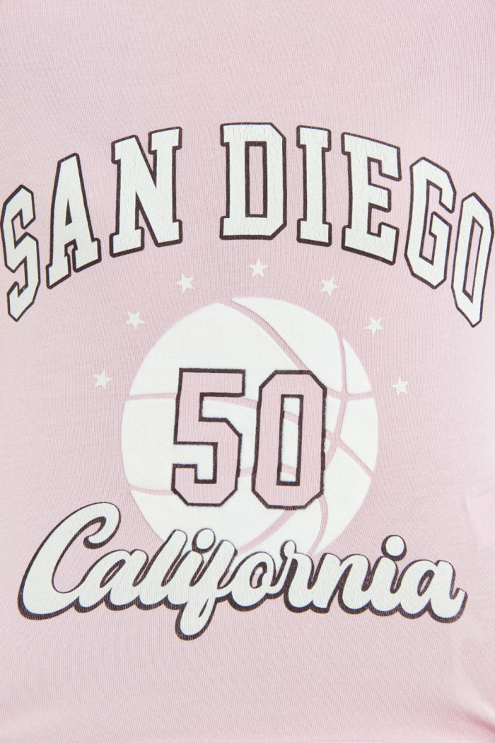 Camiseta rosada manga larga con diseño college en frente