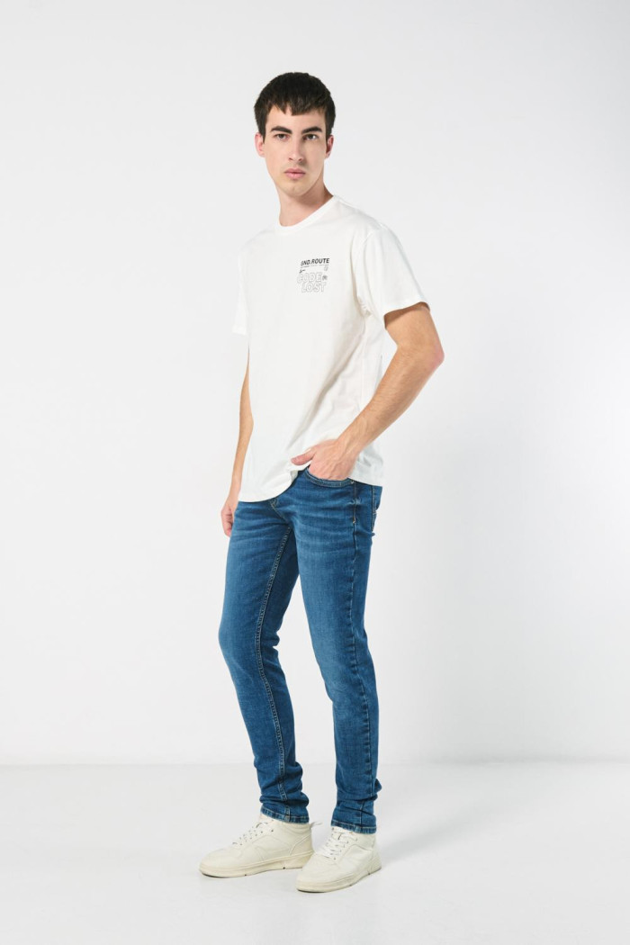 Jean azul oscuro skinny ceñido con bolsillos y tiro bajo