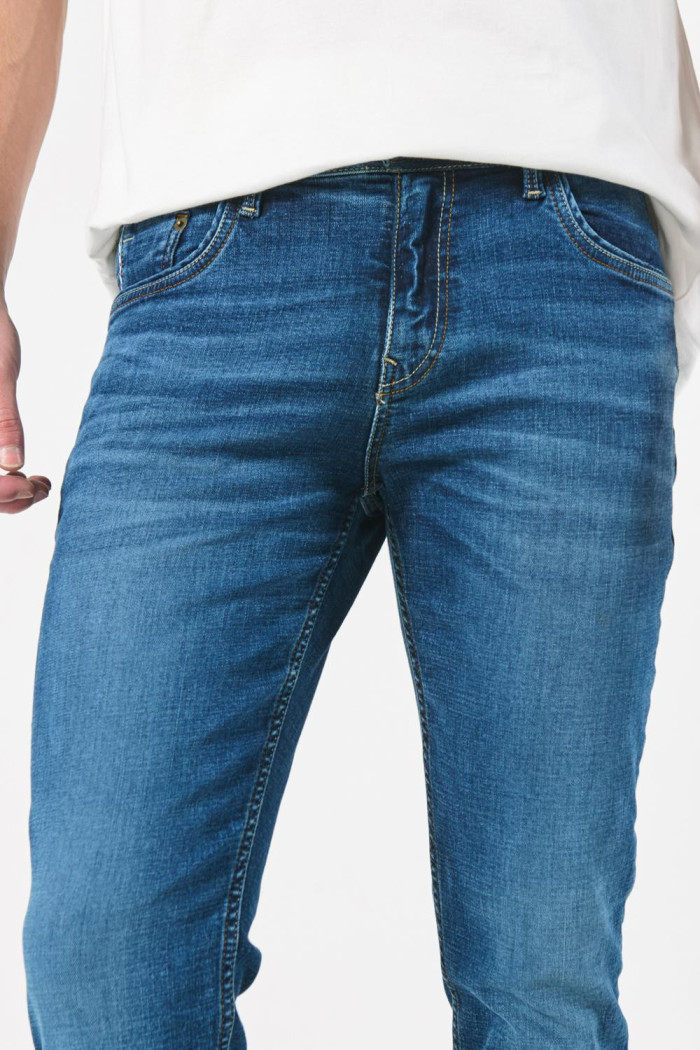 Jean azul oscuro skinny ceñido con bolsillos y tiro bajo