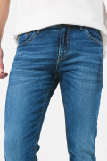Jean azul oscuro skinny ceñido con bolsillos y tiro bajo