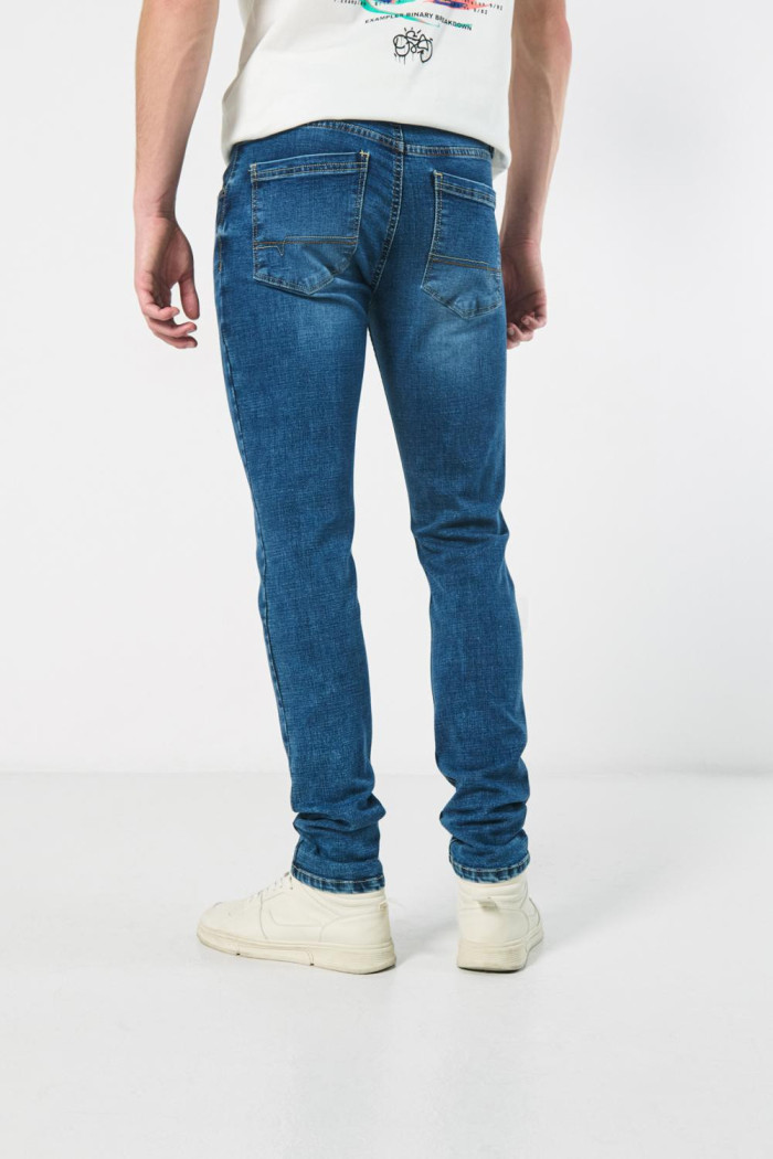 Jean azul oscuro skinny ceñido con bolsillos y tiro bajo