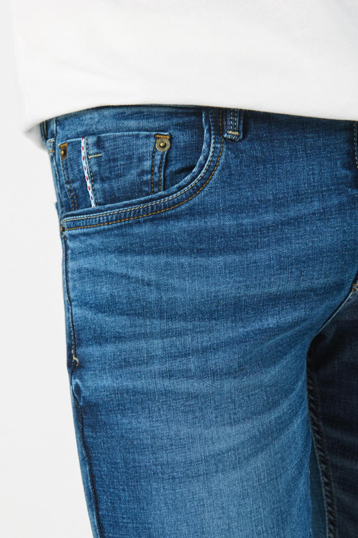 Jean azul oscuro skinny ceñido con bolsillos y tiro bajo