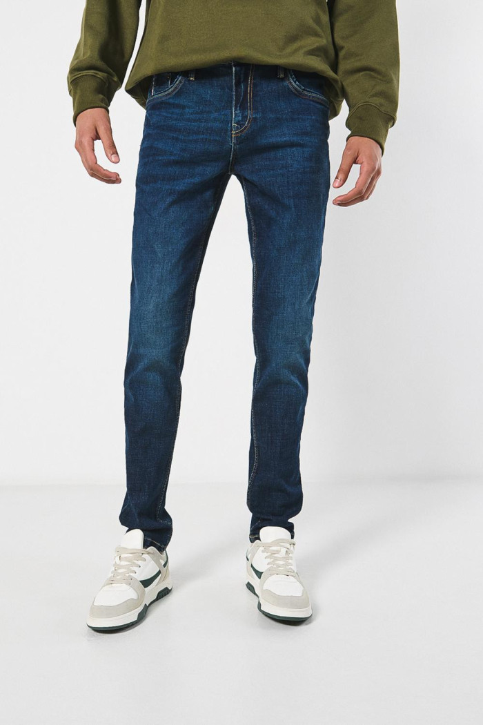 Jean skinny tiro bajo ajustado azul oscuro con bolsillos