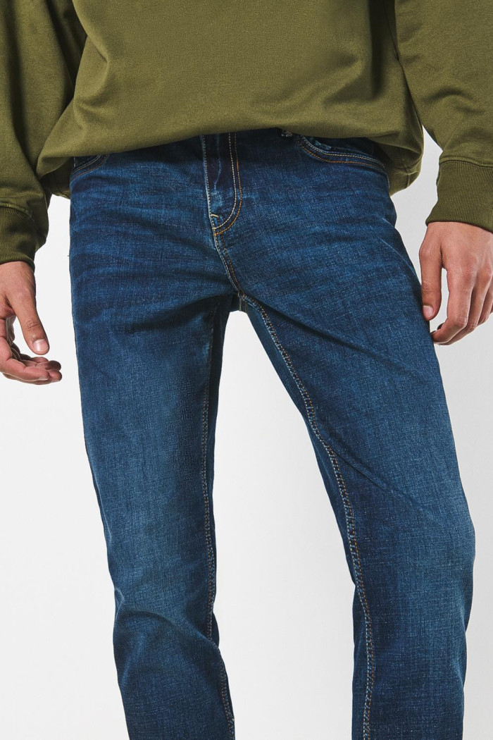 Jean skinny tiro bajo ajustado azul oscuro con bolsillos