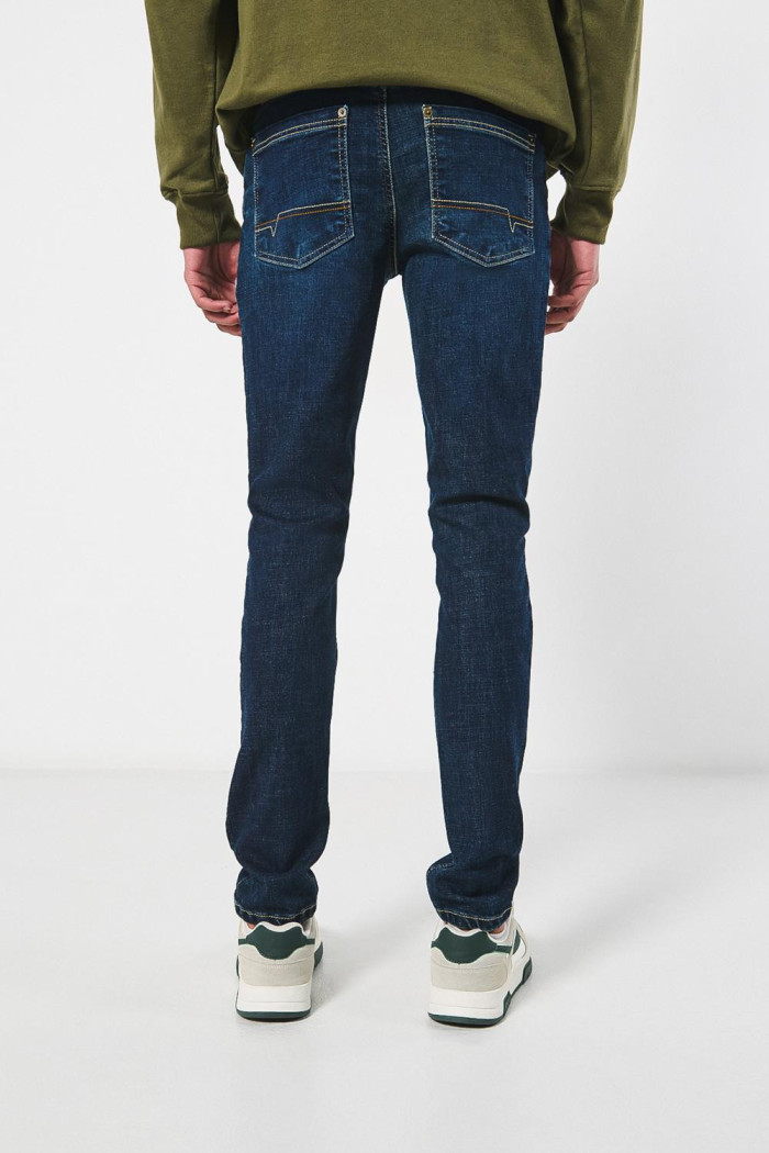 Jean skinny tiro bajo ajustado azul oscuro con bolsillos