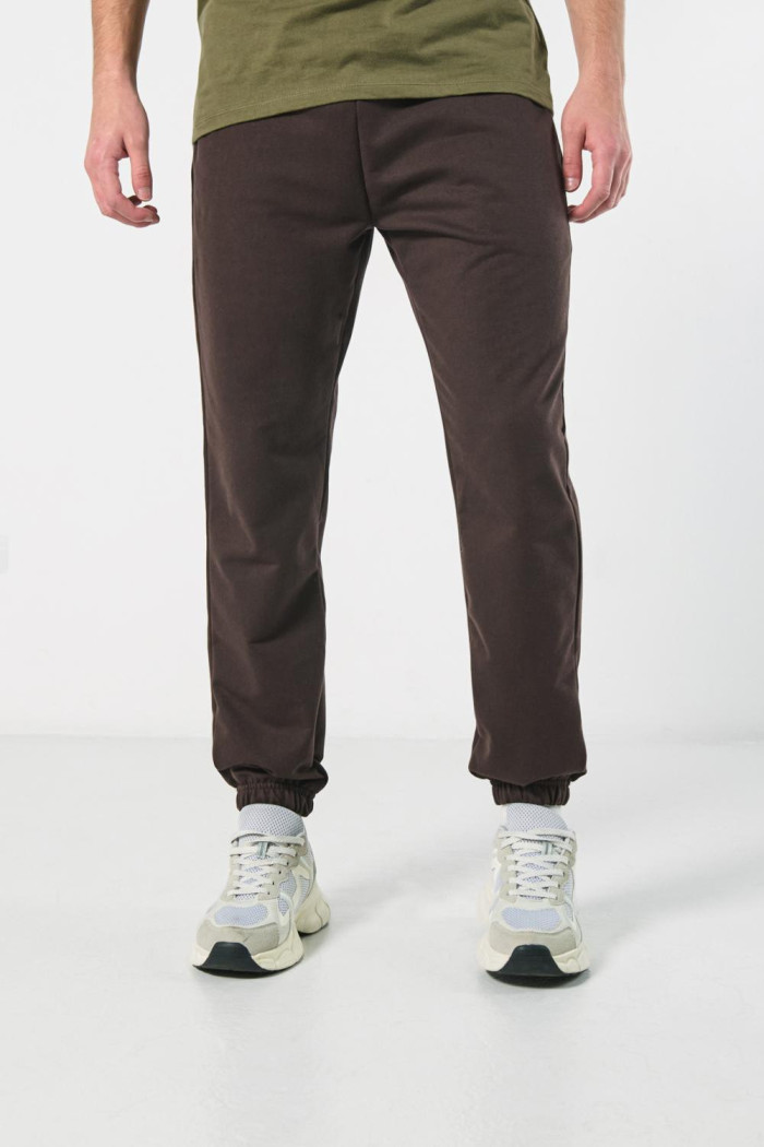 Pantalón jogger unicolor con elástico en bota y bolsillos