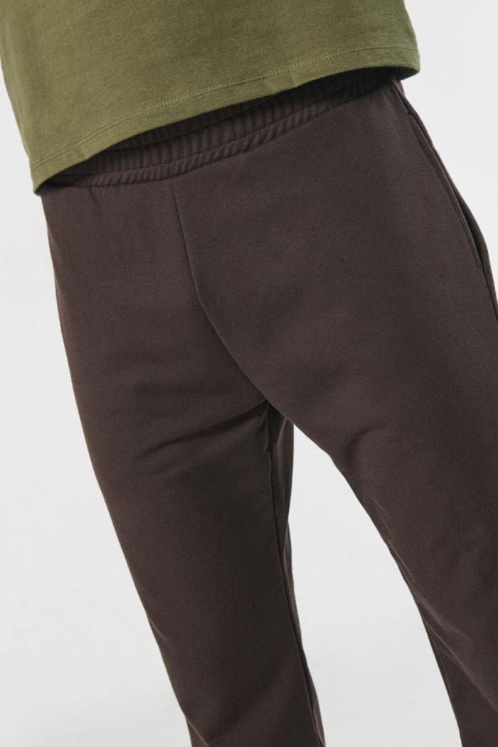 Pantalón jogger unicolor con elástico en bota y bolsillos