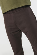 Pantalón jogger unicolor con elástico en bota y bolsillos