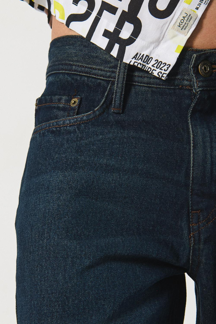 Jean 90´S azul intenso con costuras cafés y bota recta