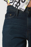 Jean 90´S azul intenso con costuras cafés y bota recta