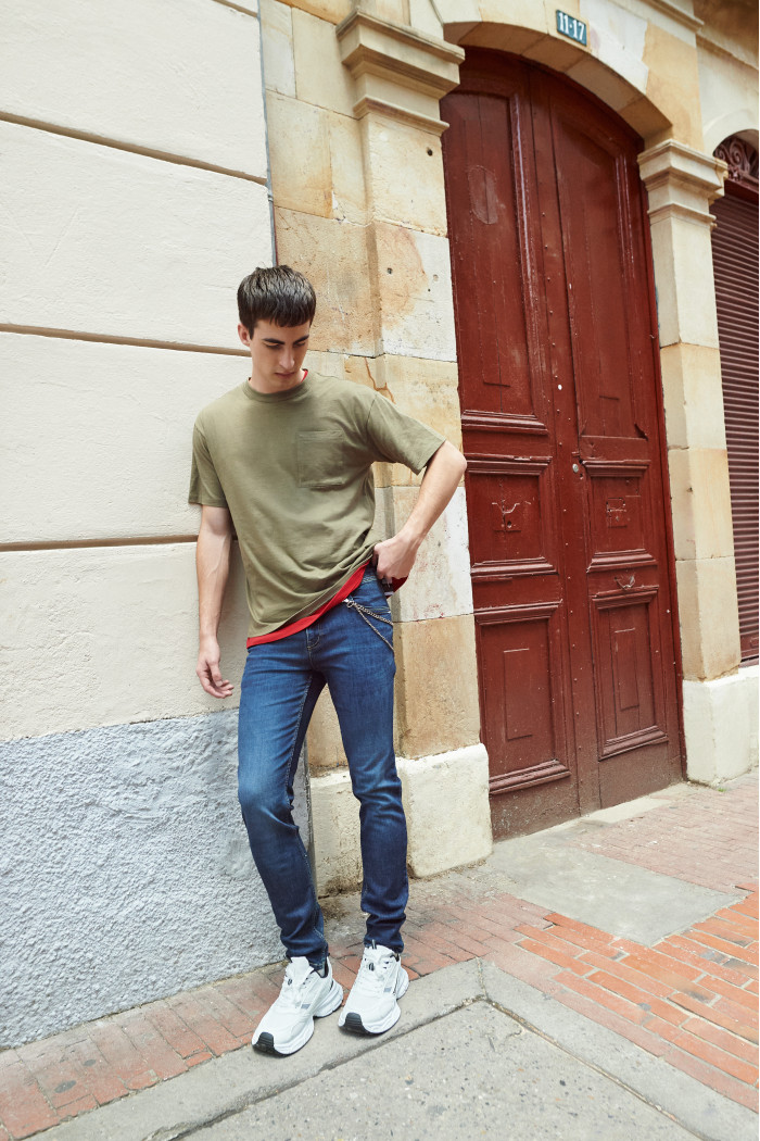 Jean skinny azul oscuro ajustado con tiro bajo