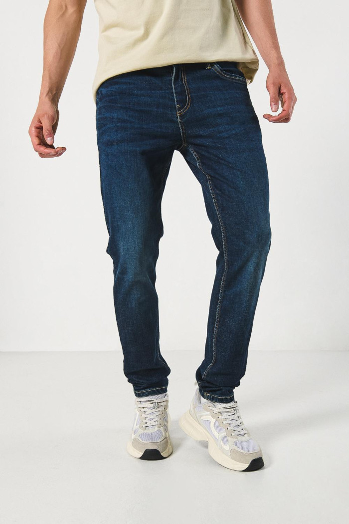 Jean skinny azul oscuro ajustado con tiro bajo