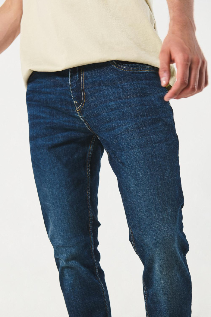 Jean skinny azul oscuro ajustado con tiro bajo