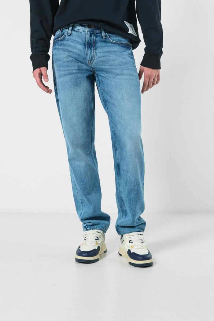 Jean tiro bajo 90´S azul claro con bota recta y bolsillos