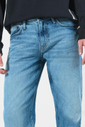 Jean tiro bajo 90´S azul claro con bota recta y bolsillos