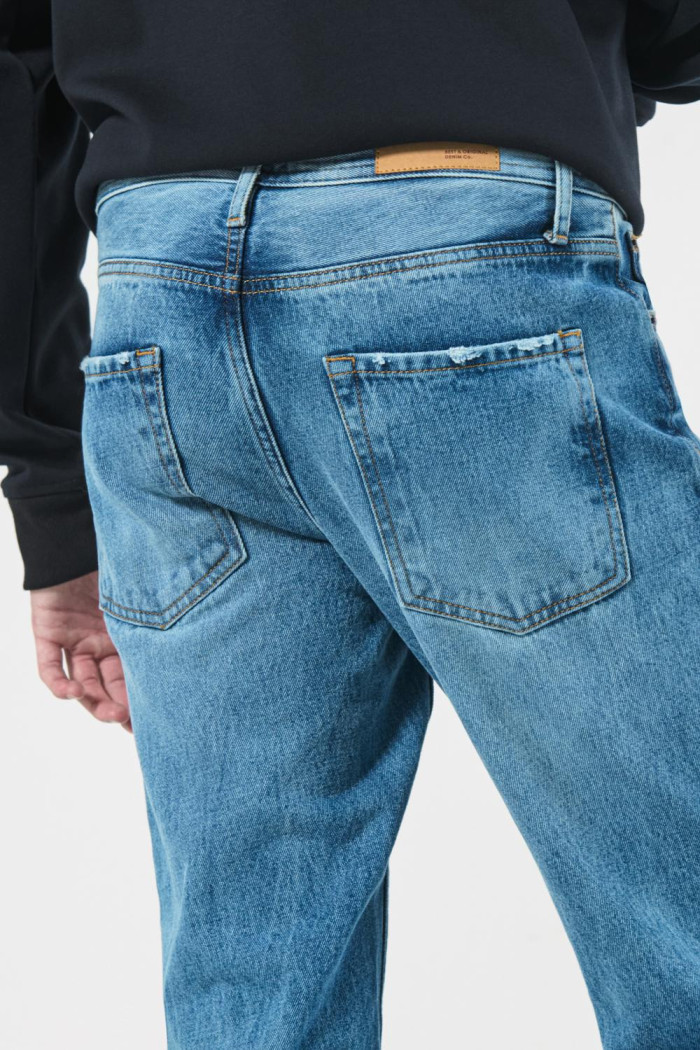 Jean tiro bajo 90´S azul claro con bota recta y bolsillos