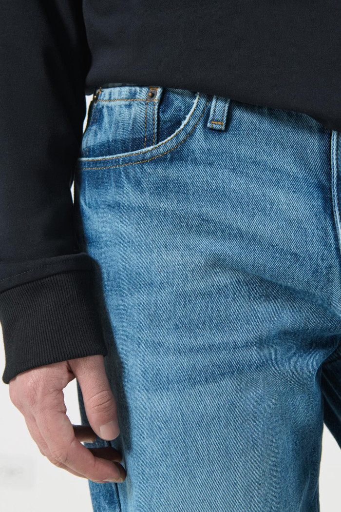 Jean tiro bajo 90´S azul claro con bota recta y bolsillos