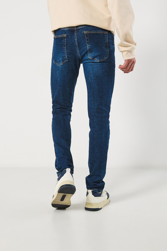 Jean azul oscuro slim tiro bajo con ajuste ceñido