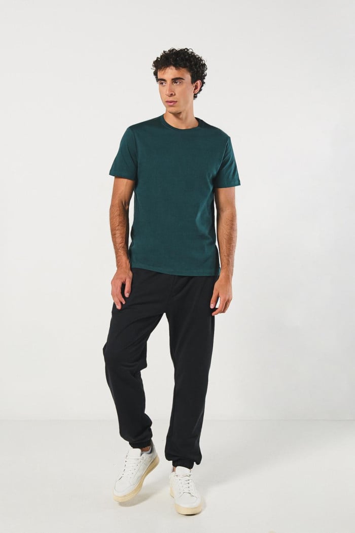 Pantalón jogger unicolor con bota recta y vena en frente