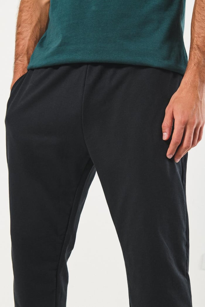Pantalón jogger unicolor con bota recta y vena en frente