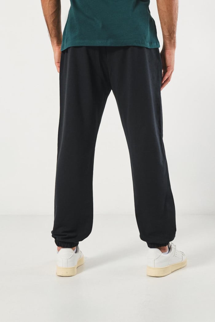 Pantalón jogger unicolor con bota recta y vena en frente