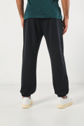Pantalón jogger unicolor con bota recta y vena en frente