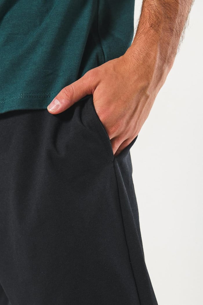 Pantalón jogger unicolor con bota recta y vena en frente