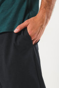 Pantalón jogger unicolor con bota recta y vena en frente
