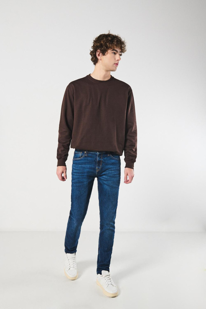 Jean slim tiro bajo azul oscuro con bolsillos y cremallera