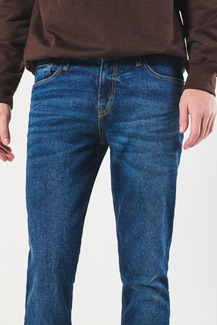 Jean slim tiro bajo azul oscuro con bolsillos y cremallera
