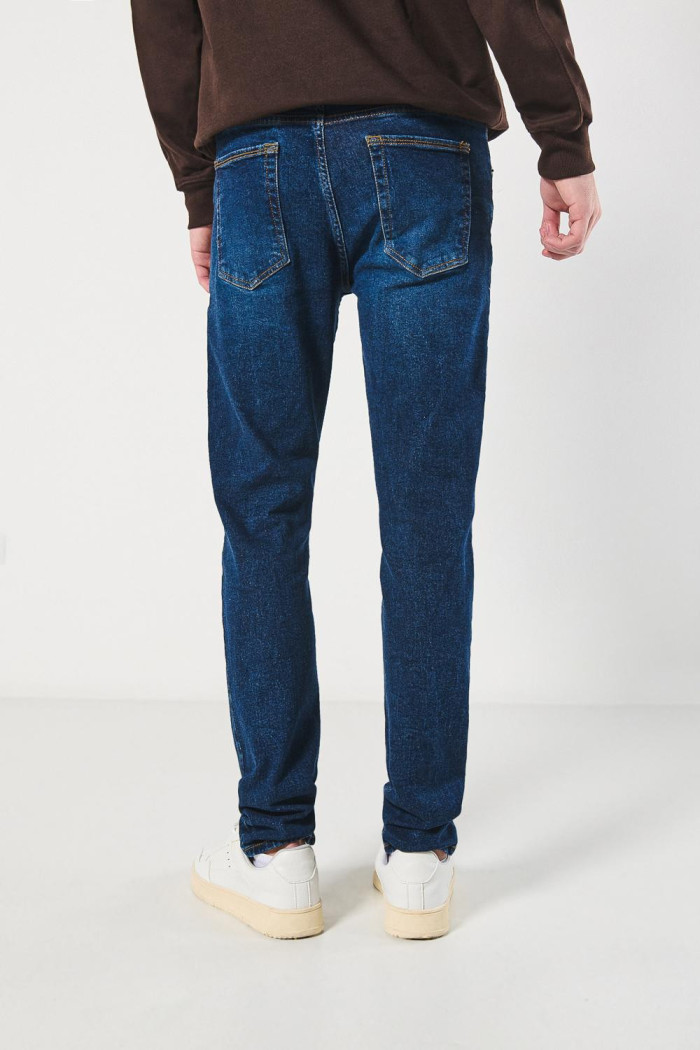 Jean slim tiro bajo azul oscuro con bolsillos y cremallera