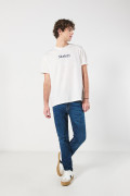 Jean azul oscuro slim con desgastes sutiles y tiro bajo