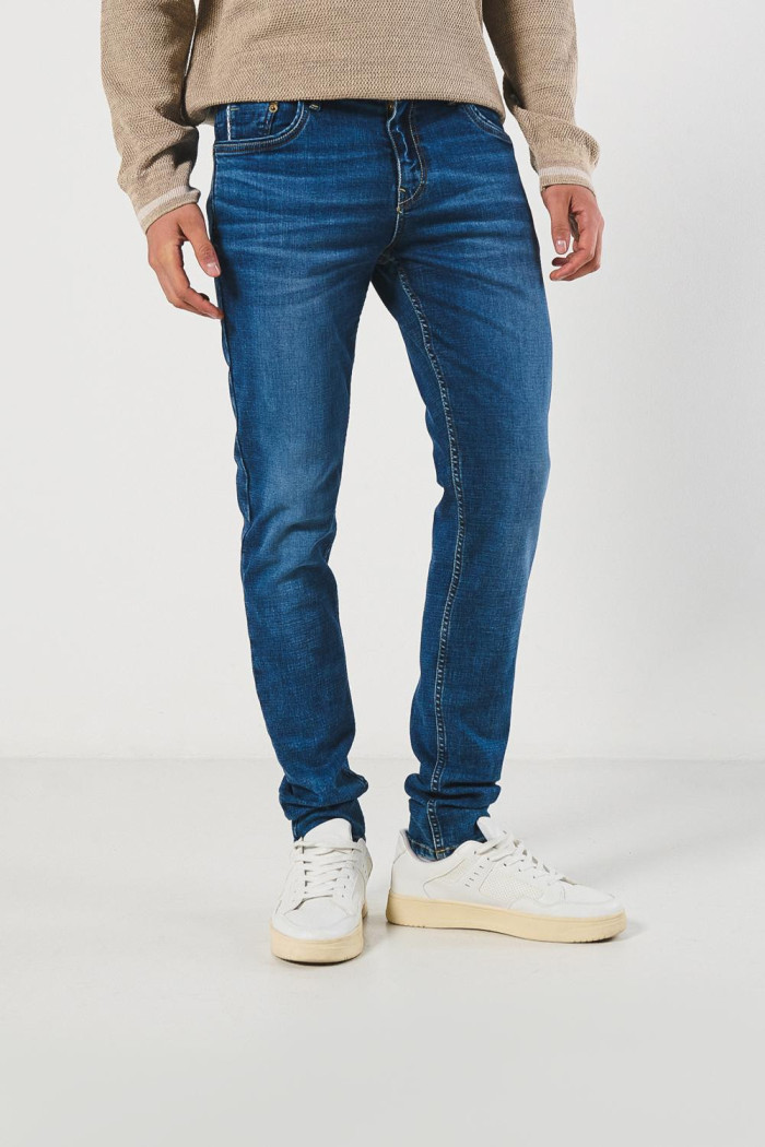 Jean tiro bajo skinny azul con ajuste ceñido y desgastes