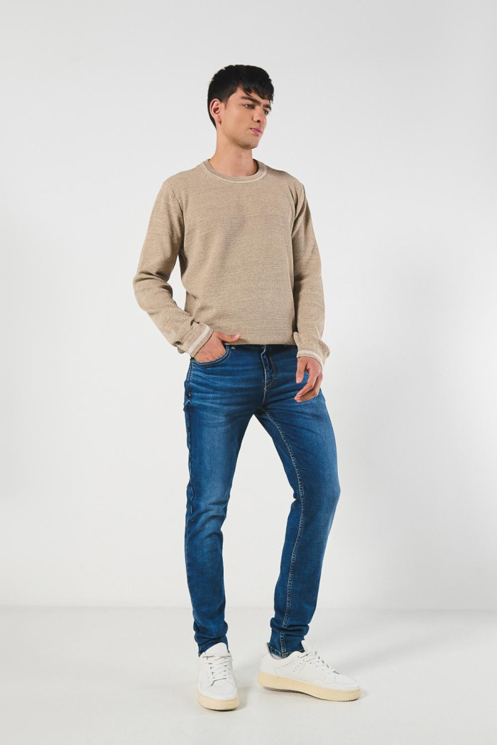 Jean tiro bajo skinny azul con ajuste ceñido y desgastes