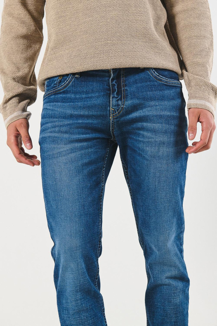 Jean tiro bajo skinny azul con ajuste ceñido y desgastes