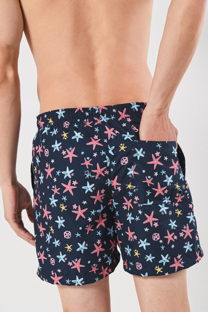Bermuda playera azul intensa con diseños de estrellas de mar