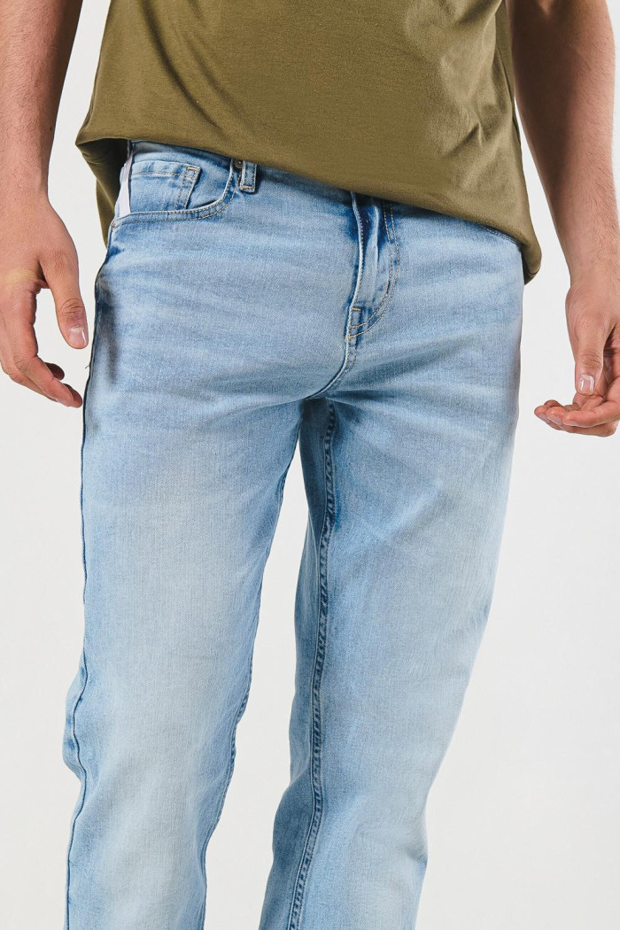 Jean slim azul claro ceñido tiro bajo con desgastes