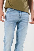 Jean slim azul claro ceñido tiro bajo con desgastes