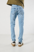 Jean slim azul claro ceñido tiro bajo con desgastes