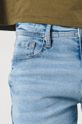 Jean slim azul claro ceñido tiro bajo con desgastes