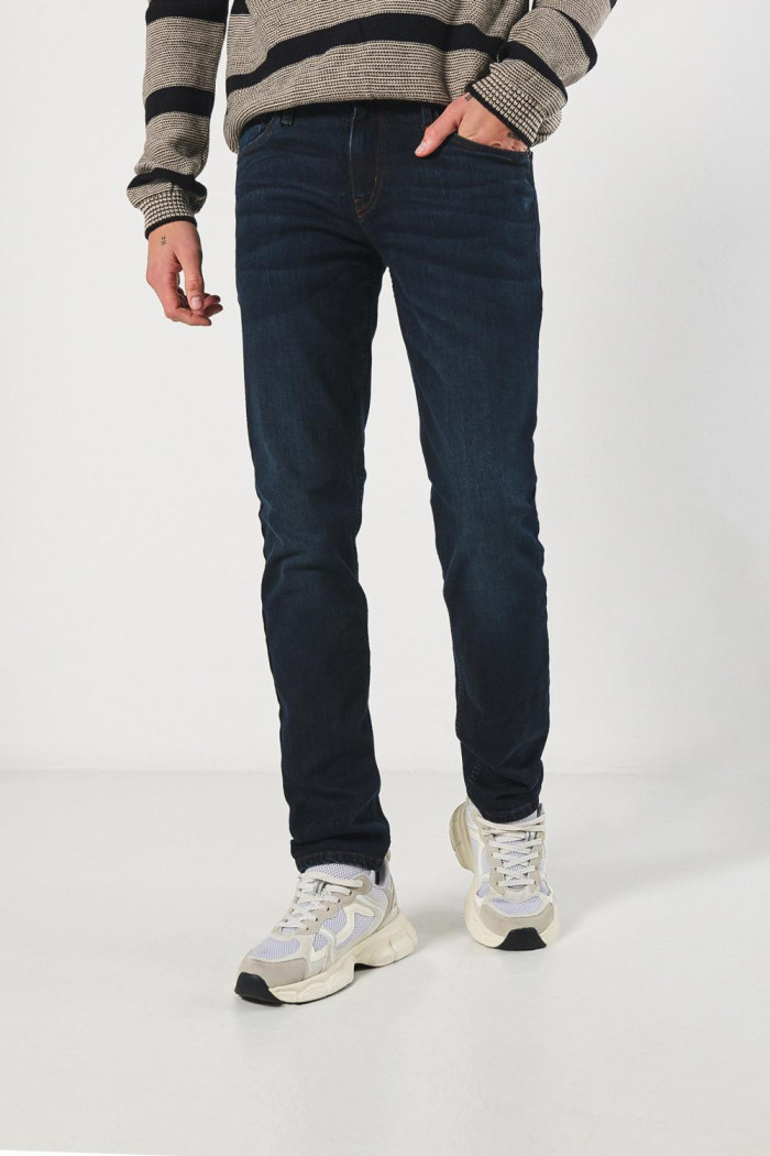 Jean azul intenso slim ceñido con tiro bajo y bolsillos