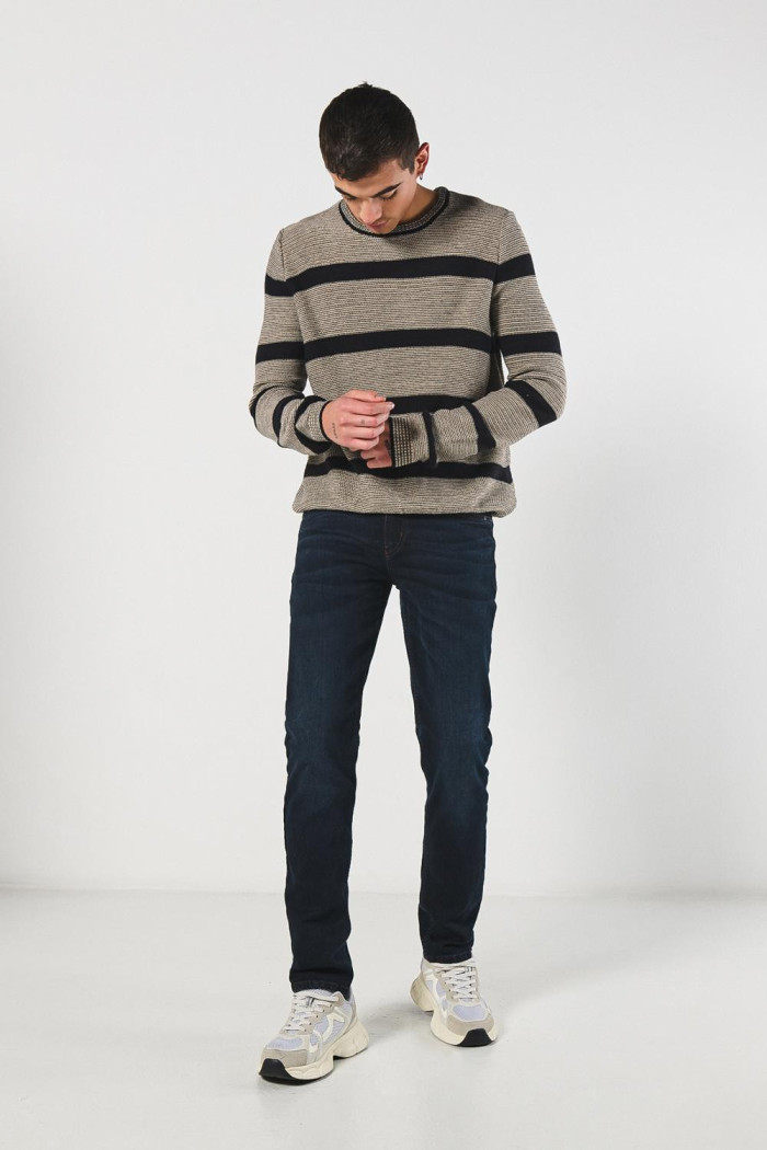 Jean azul intenso slim ceñido con tiro bajo y bolsillos