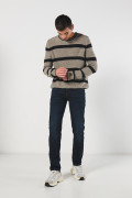 Jean azul intenso slim ceñido con tiro bajo y bolsillos