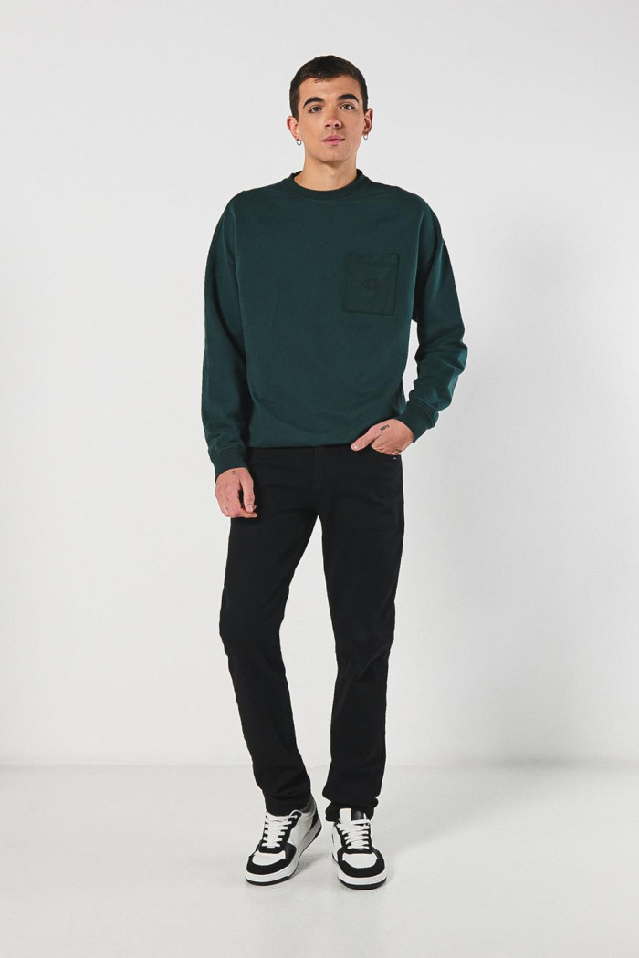 Jean slim ajustado negro con bolsillos y tiro bajo