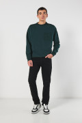 Jean slim ajustado negro con bolsillos y tiro bajo