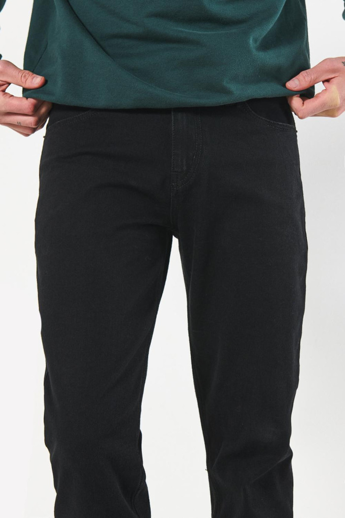 Jean slim ajustado negro con bolsillos y tiro bajo