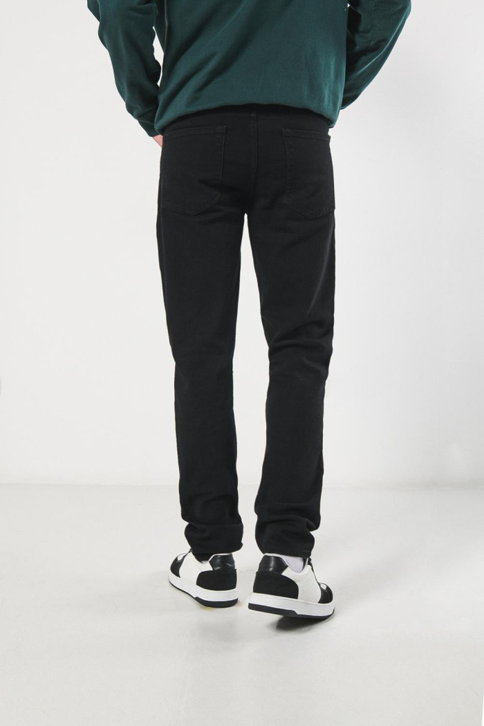Jean slim ajustado negro con bolsillos y tiro bajo