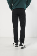 Jean slim ajustado negro con bolsillos y tiro bajo