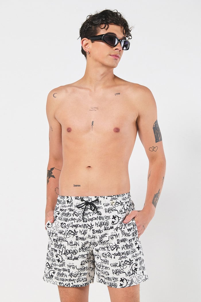 Bermuda crema clara playera con textos negros y tiro bajo
