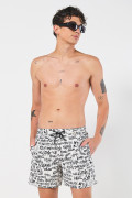 Bermuda crema clara playera con textos negros y tiro bajo